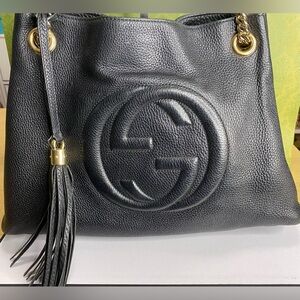 Gucci Soho Medium Shoulder Bag in pebbled black leather. Authentic